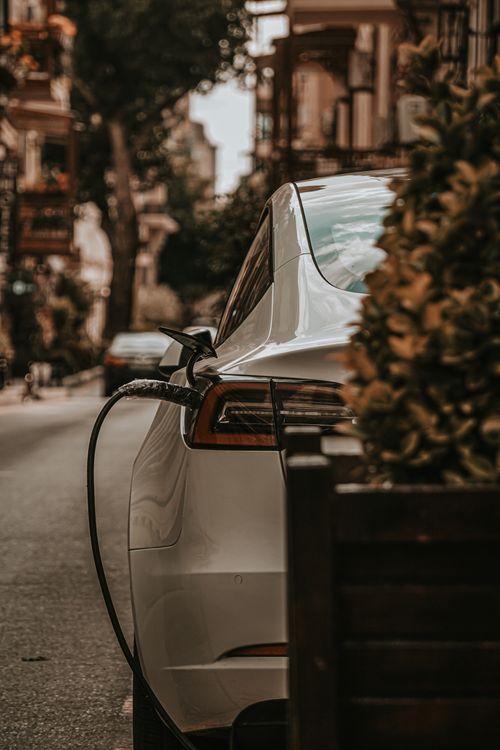 Elektroauto an Ladesäule im Stadtraum