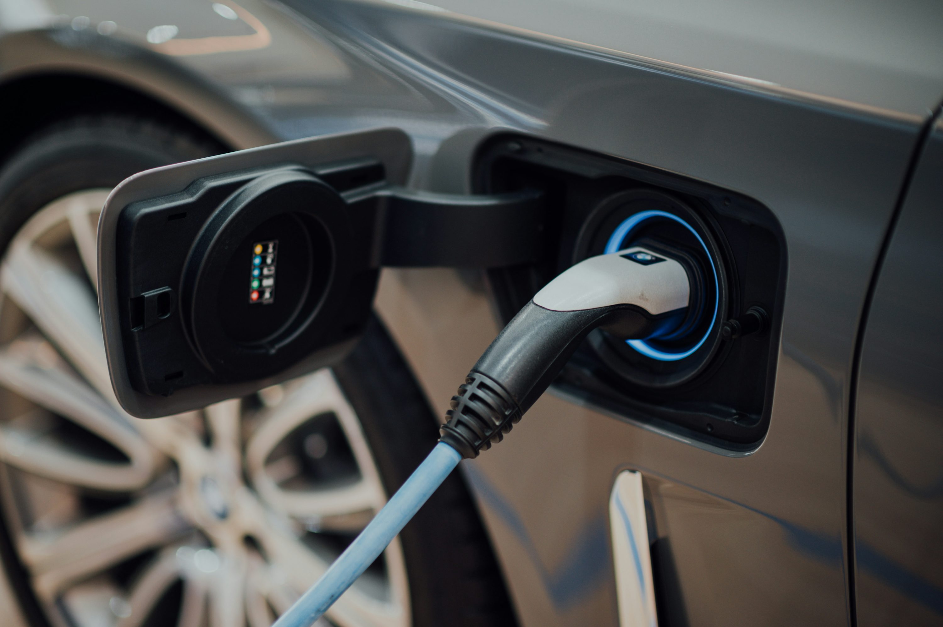 Ladestecker an einem Elektroauto